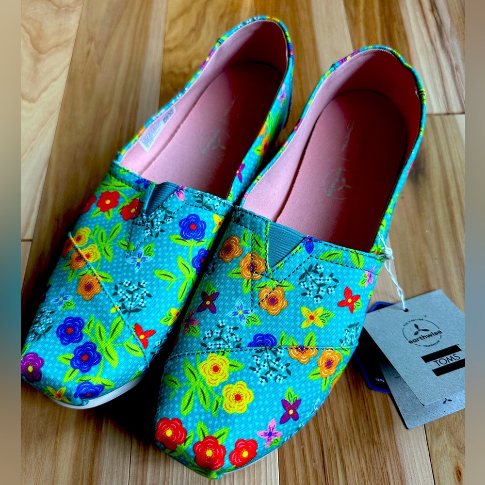Gorgeous brand new floral TOMS women’s size 10